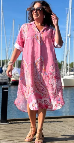 Nataline kjole med krave og paisley pink LikeLondon