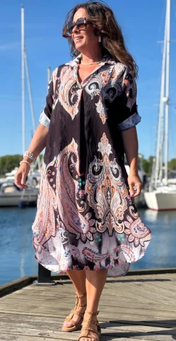 Nataline kjole med krave og paisley sort LikeLondon
