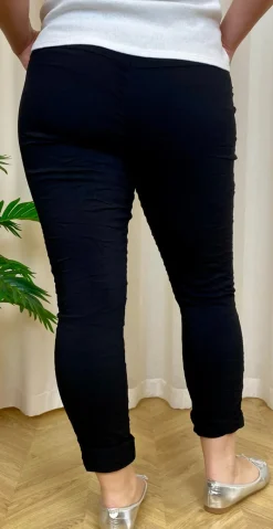 Nora buks med elastik & snøre i livet sort LikeLondon