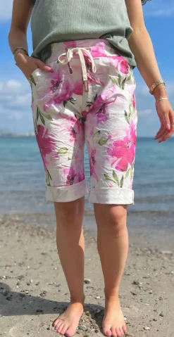 Nora shorts med snørre og blomsterprint fuxia LikeLondon