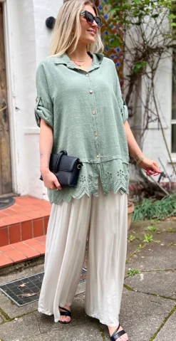 Oda skjortebluse med broderi anglaise khaki LikeLondon
