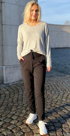 Olivia strikbluse med rund hals lysgrå