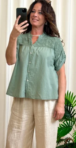 Opal bluse med broderi og knapper khaki LikeLondon