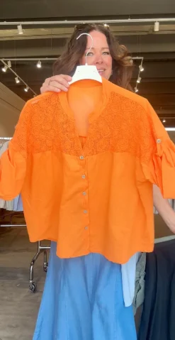 Opal bluse med broderi og knapper orange LikeLondon