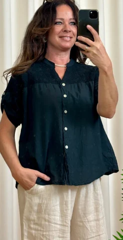 Opal bluse med broderi og knapper sort LikeLondon