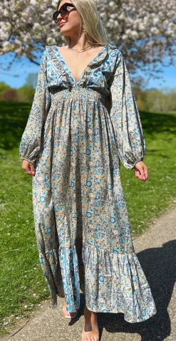 Pamala kjole i silke med flæseudskæring og bindebånd i ryggen sand LikeLondon