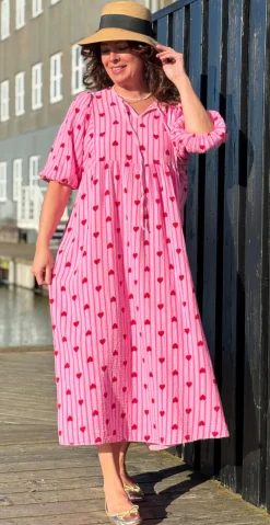 Pauline kjole med striber og hjerter pink LikeLondon