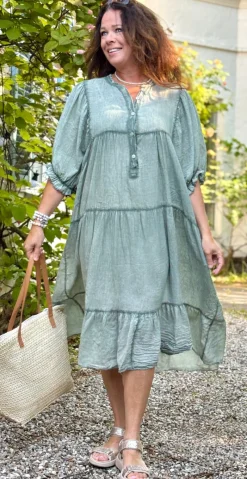 Rae kjole med knapper, peplum og flæsedetaljer khaki LikeLondon