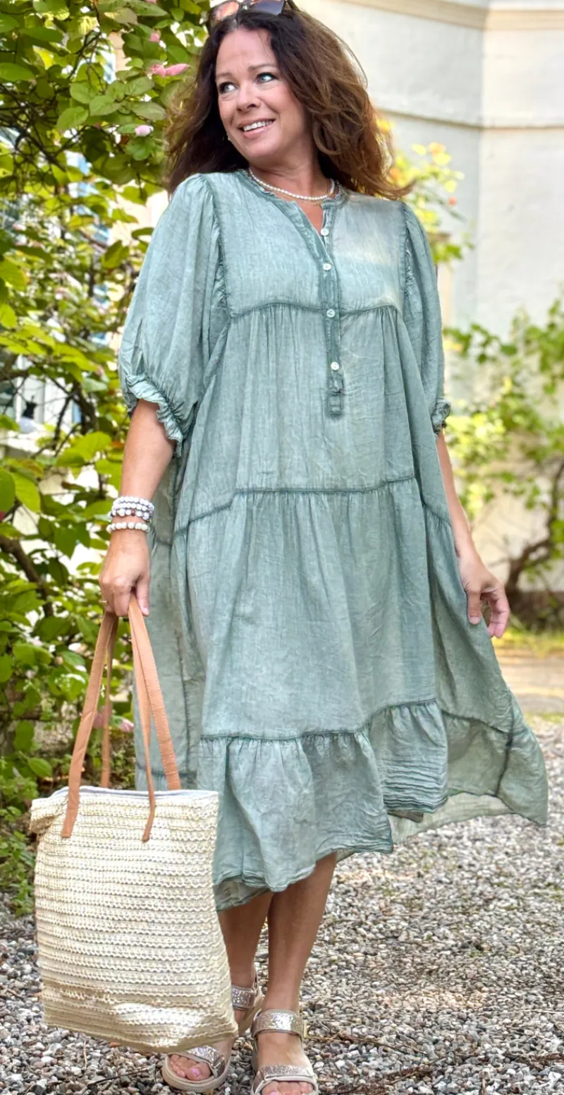 Rae kjole med knapper, peplum og flæsedetaljer khaki LikeLondon