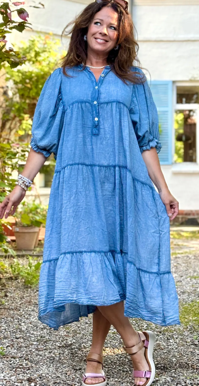 Rae kjole med knapper, peplum og flæsedetaljer denim LikeLondon