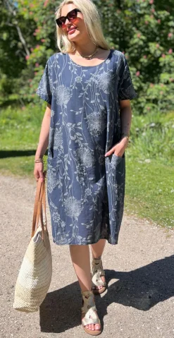 Ragna kjole med blomsterprint og lommer navy LikeLondon