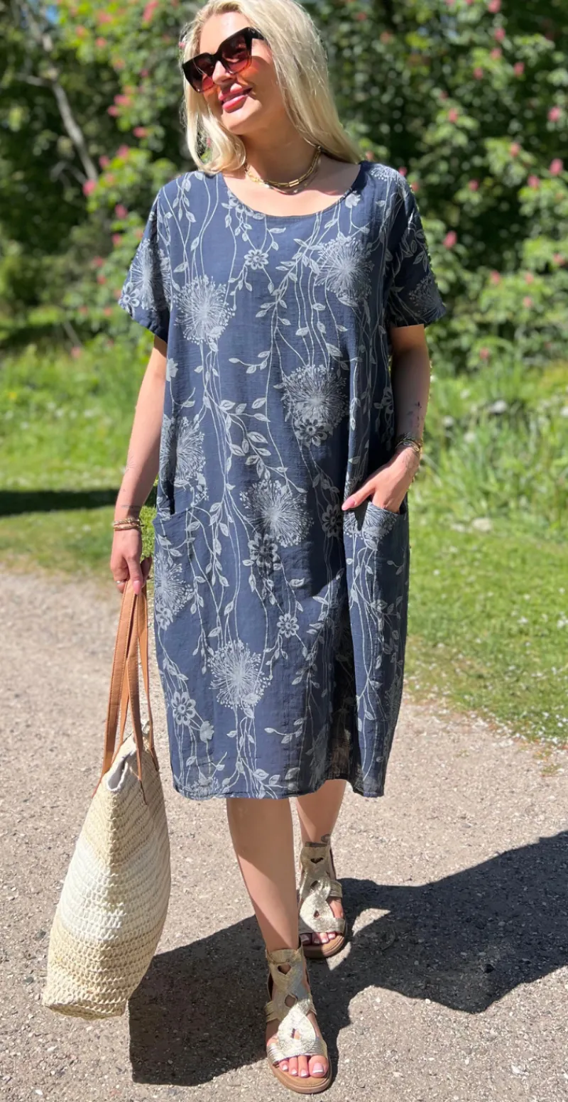 Ragna kjole med blomsterprint og lommer navy LikeLondon