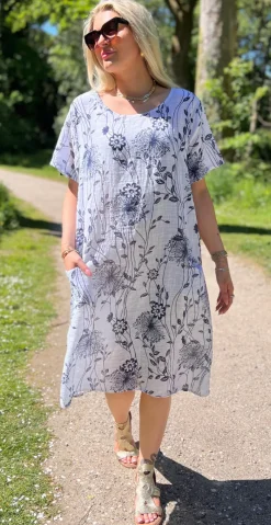 Ragna kjole med blomsterprint og lommer hvid LikeLondon