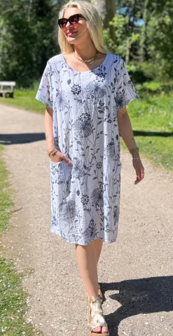 Ragna kjole med blomsterprint og lommer hvid LikeLondon