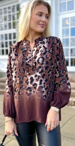 Rasmine bluse med leoprint og flæsestolpe brun LikeLondon