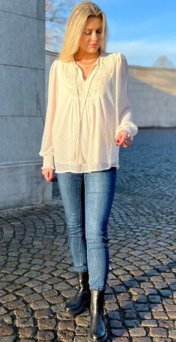 Reva bluse med flotte detaljer moonbeam