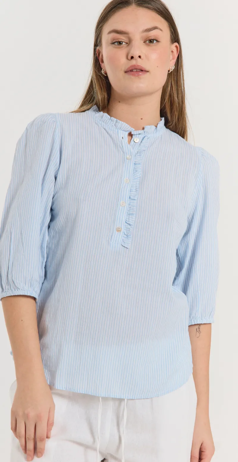 Rolly bluse med flæsedetalje blå & hvid