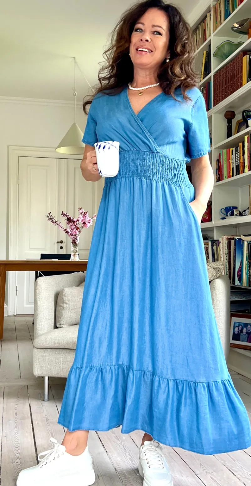 Sabi denimkjole med smock LikeLondon