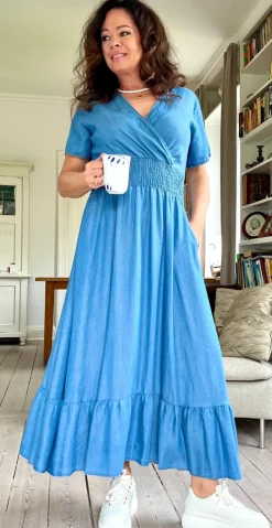 Sabi denimkjole med smock LikeLondon