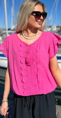 Sabrina bluse med hæklede detaljer pink LikeLondon
