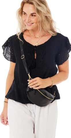 Sabrina bluse med hæklede detaljer sort LikeLondon