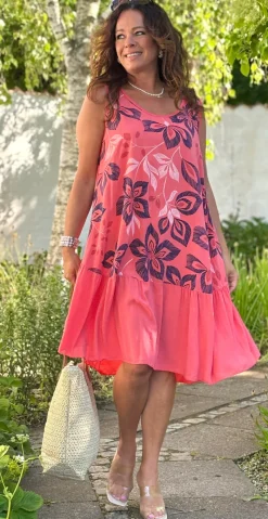 Safira kjole med peplum og blomsterprint koral LikeLondon