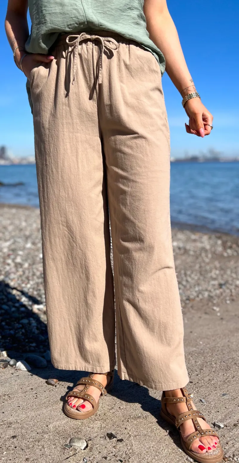 Sally buks med elastik i taljen og lommer camel Likelondon