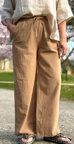 Sally buks med lige ben og lommer desert brown Likelondon