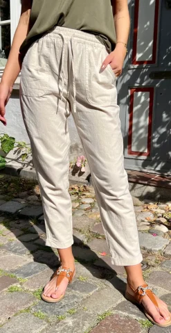 Sally buks med lommer og opsmøg sand