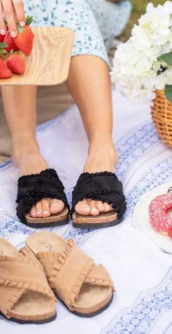 Sandal med flæse i sort
