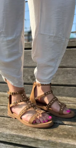 Sandal med nittedekoration camel