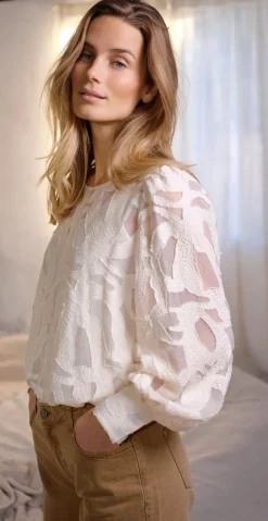 Selda bluse i mesh med mønster creme