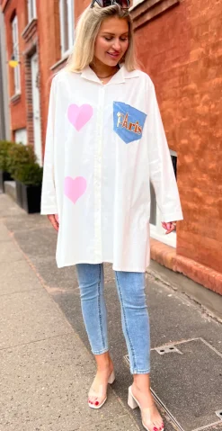 Shelby skjorte med "Paris"-motiv og hjerter hvid LikeLondon