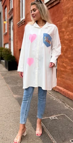 Shelby skjorte med "Paris"-motiv og hjerter hvid LikeLondon