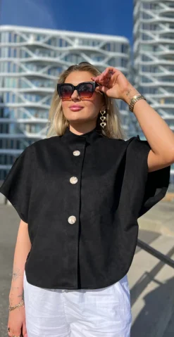 Sherry kort jakke i ruskindslook med korte ærmer sort LikeLondon