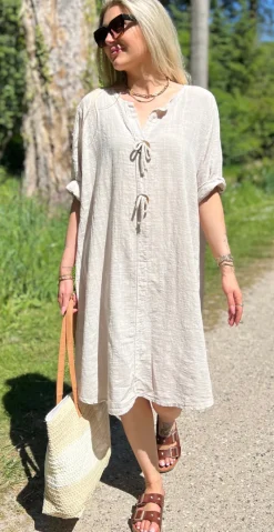 Shirley kjole med træknap og snørre beige LikeLondon