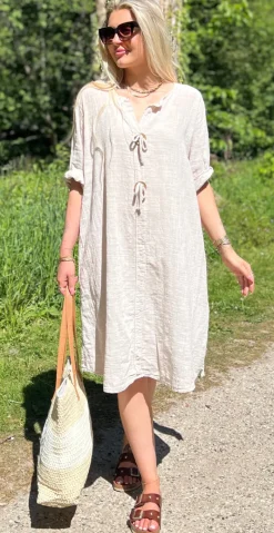 Shirley kjole med træknap og snørre beige LikeLondon