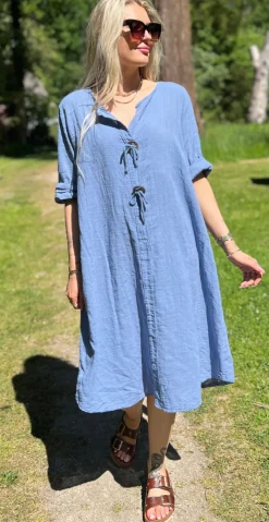 Shirley kjole med træknap og snørre denim LikeLondon