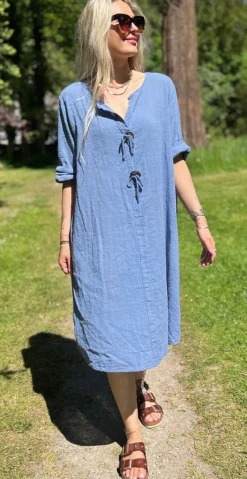 Shirley kjole med træknap og snørre denim LikeLondon