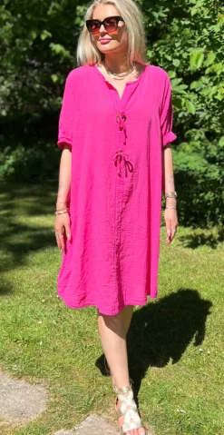 Shirley kjole med træknap og snørre fuxia LikeLondon