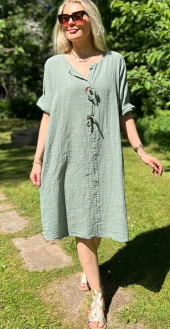 Shirley kjole med træknap og snørre khaki LikeLondon