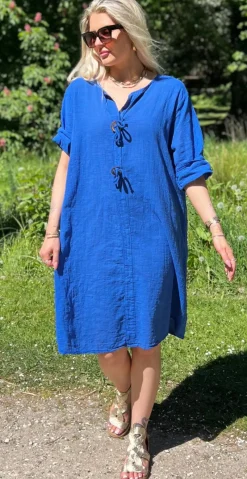 Shirley kjole med træknap og snørre royalblue LikeLondon