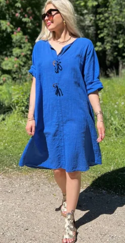 Shirley kjole med træknap og snørre royalblue LikeLondon