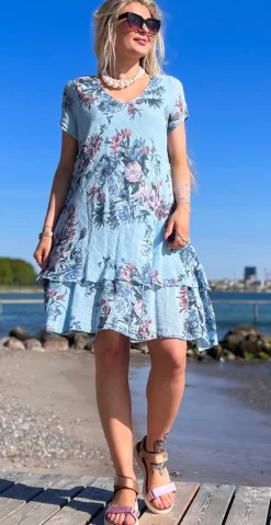 Simone kjole i 2 lag med blomsterprint lysblå LikeLondon