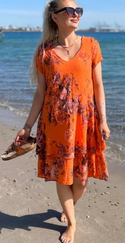 Simone kjole i 2 lag med blomsterprint orange LikeLondon