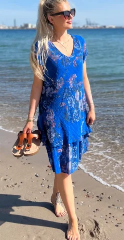 Simone kjole i 2 lag med blomsterprint royal blue LikeLondon