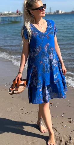 Simone kjole i 2 lag med blomsterprint royal blue LikeLondon