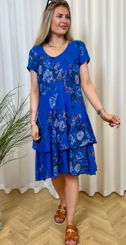 Simone kjole i 2 lag med blomsterprint royal blue LikeLondon