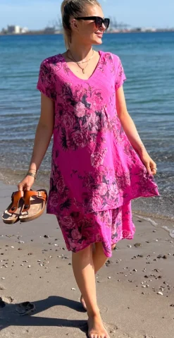 Simone kjole i 2 lag med blomsterprint pink LikeLondon