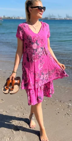 Simone kjole i 2 lag med blomsterprint pink LikeLondon